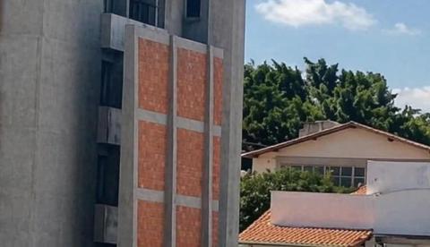 Morador constrói muro de 13 metros para bloquear vista de vizinhos em MG