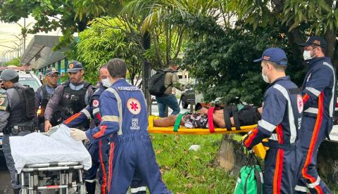 Homem baleado tenta chegar a pé ao Hospital João Lúcio, mas cai no meio da avenida