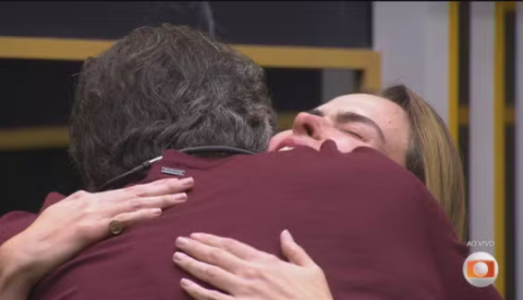 Tadeu Schmidt invade a casa e emociona finalistas do BBB26