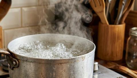 Homem é preso no Amazonas após esganar a própria mãe e jogar água fervendo na vítima