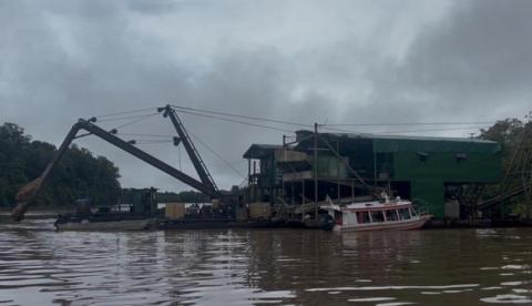 Operação Yuruparí destrói 18 dragas e 12 rebocadores no Amazonas