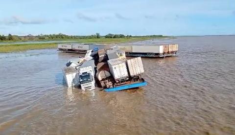 Balsa vinda de Manaus se parte e afunda no Rio Amazonas; vídeo