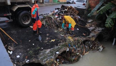 Seminf atua na limpeza de bueiros e drenagem após fortes chuvas em Manaus