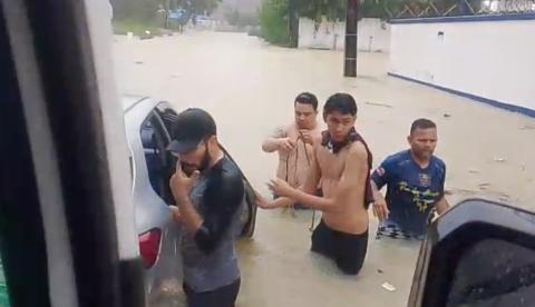 Av. Torquato Tapajós se transforma em "rio" após forte chuva; carro fica preso