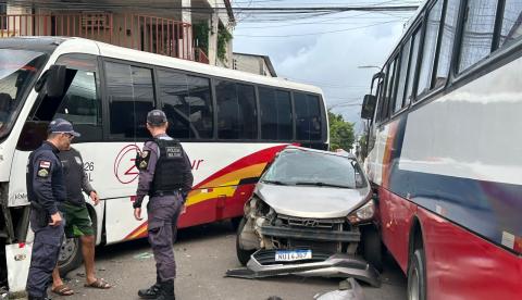 Mulher fica ferida em colisão entre carro e micro-ônibus no Alvorada 2