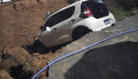 Motorista de aplicativo fica ferida após carro despencar em cratera no Tarumã