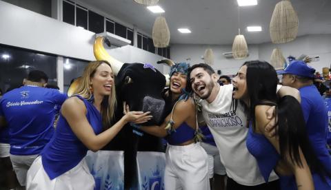 Marciele Albuquerque emociona torcida ao desembarcar em Parintins