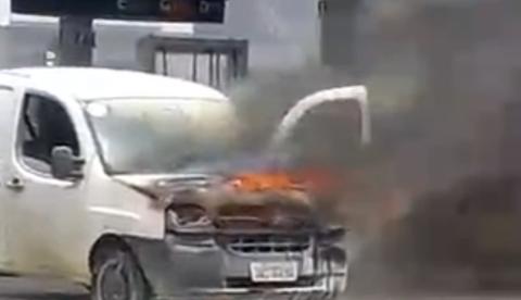 Veículo pega fogo em posto de gasolina no bairro Petrópolis, em Manaus
