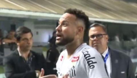 Sob vaias na Vila Belmiro, Neymar perde a paciência com torcedor na saída do gramado