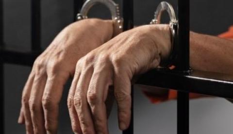 Mãe confronta abusador da filha, o amarra e o entrega à polícia em Manaus