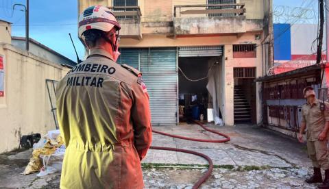 Curto-circuito em máquina causa incêndio em gráfica no bairro Nossa Senhora das Graças