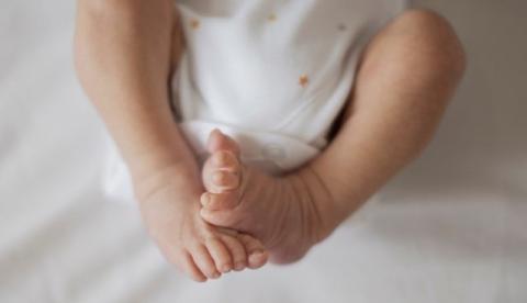 Mãe teria tentado acobertar agressões do pai contra bebê de dois meses em Manaus