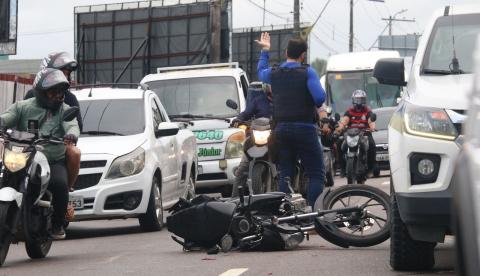 Acidente entre moto e viatura da perícia deixa ferido e trava trânsito no V8