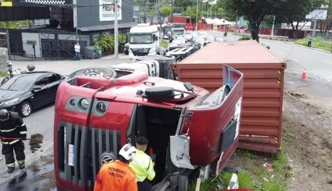 Carreta tomba na Av. Cosme Ferreira e deixa trânsito caótico em Manaus