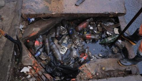 Mais de 10 toneladas de lixo são retiradas de bueiros após fortes chuvas em Manaus