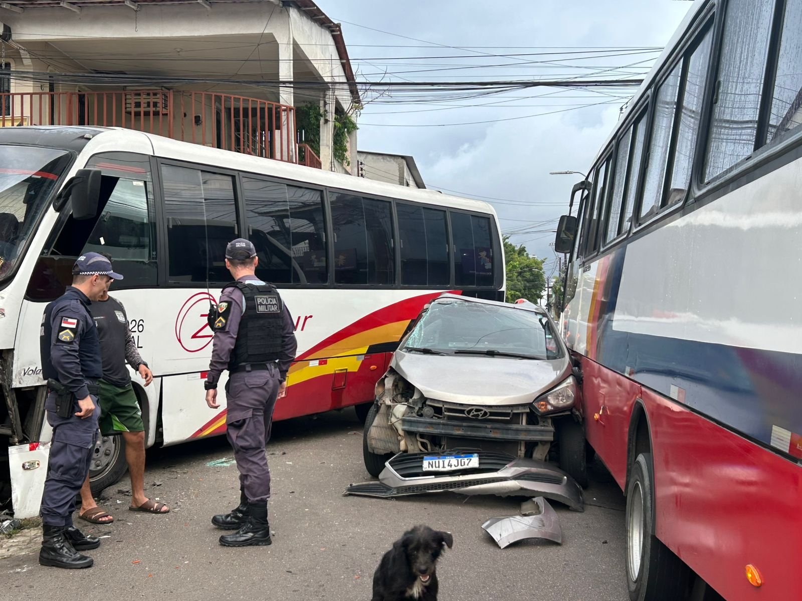 Mulher fica ferida em colisão entre carro e micro-ônibus no Alvorada 2