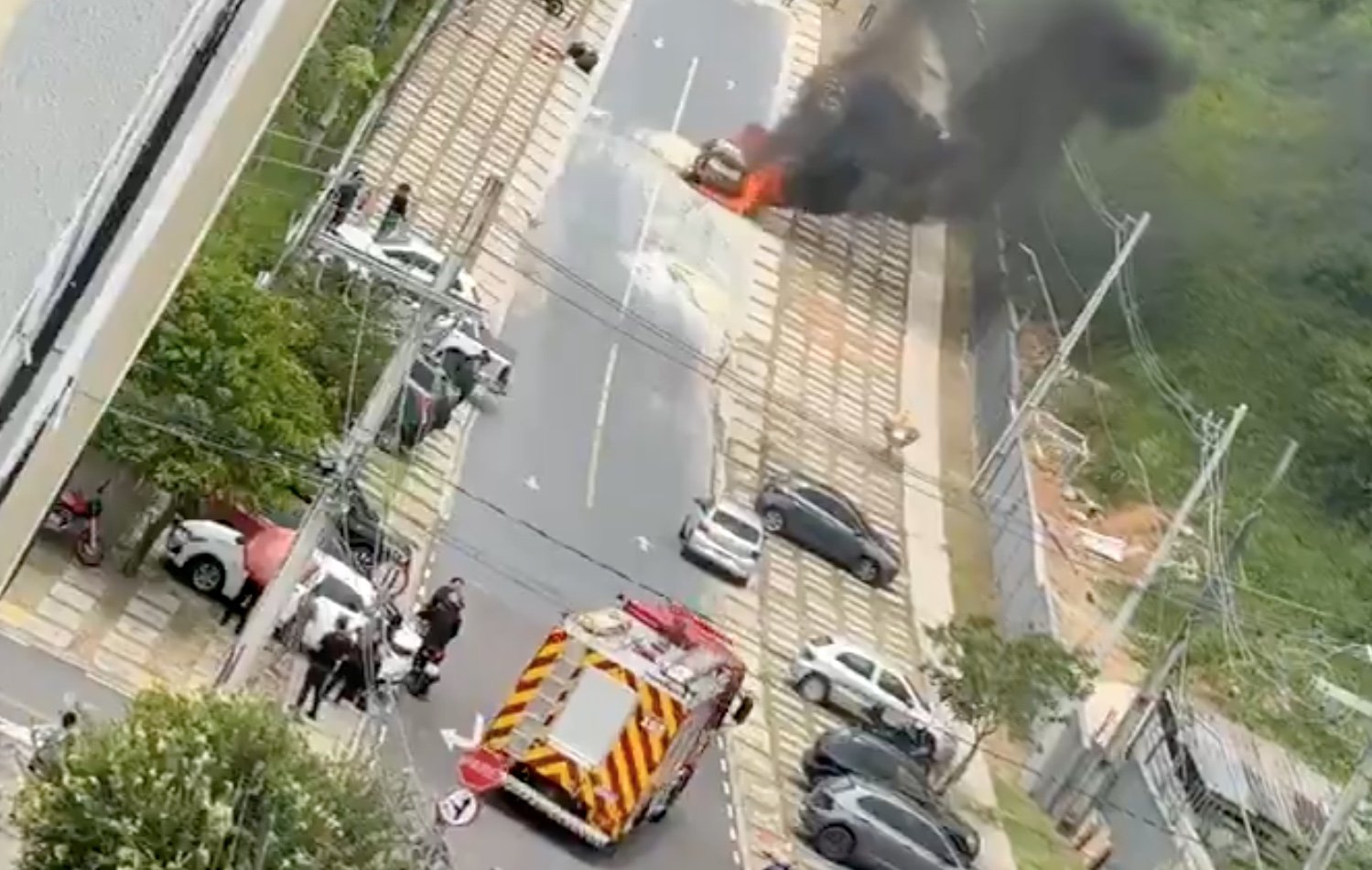 Incêndio consome veículo na zona leste de Manaus; ninguém se feriu