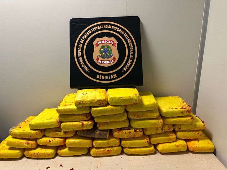 Passageiro é preso e outro foge após PF descobrir 37 kg de drogas em malas no aeroporto de Manaus