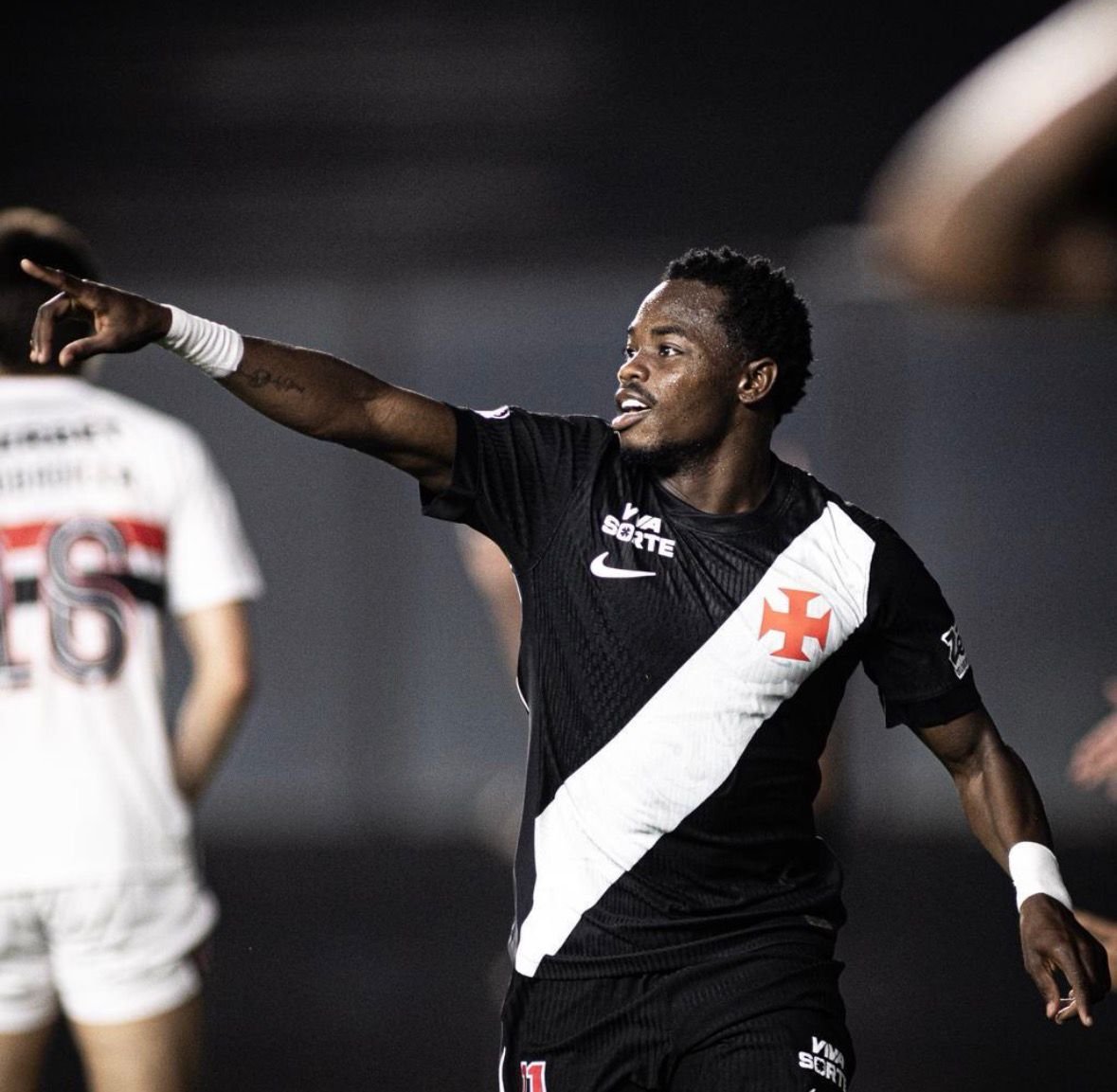 Vasco vence São Paulo de virada e quebra jejum no Brasileirão