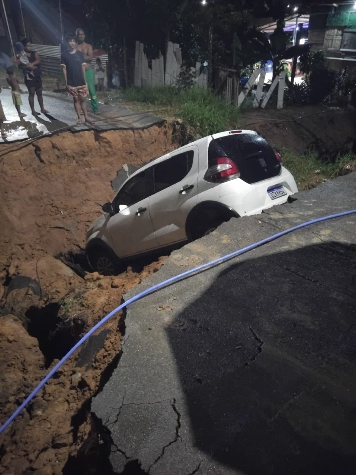 Motorista de aplicativo fica ferida após carro despencar em cratera no Tarumã
