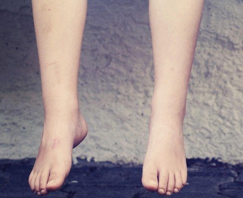 Menina de 5 anos é resgatada por gari após ser abandonada durante a madrugada na Compensa