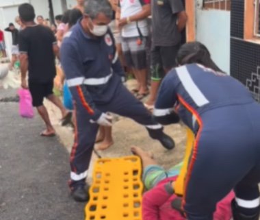 Homem é baleado em Coari; comparsa foge e deixa arma e moto no local