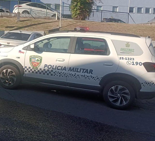 "Valentão"  tenta destruir viatura com cabeçadas após ser preso por bater em mulher em Manaus