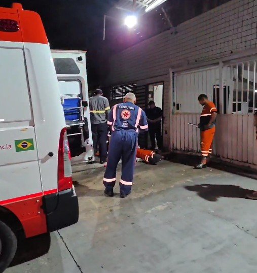 Coletor de lixo tem perna prensada por caminhão durante serviço na Ponta Negra