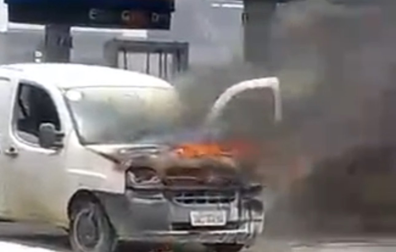 Veículo pega fogo em posto de gasolina no bairro Petrópolis, em Manaus
