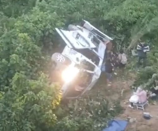 Van com pacientes cai em ribanceira e deixa 11 feridos em Angra dos Reis