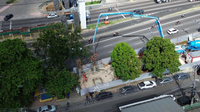 Nova passarela da Torquato Tapajós começa a ganhar pilares de sustentação