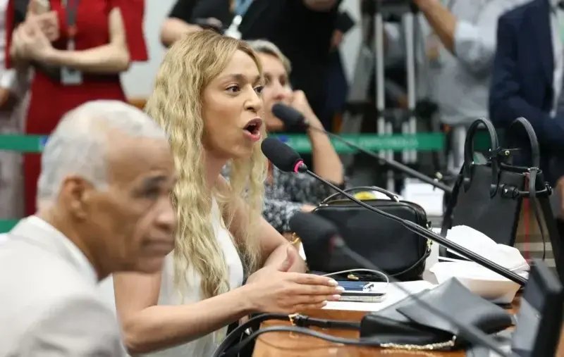 Pedido de vista adia votação da PEC que extingue escala 6x1