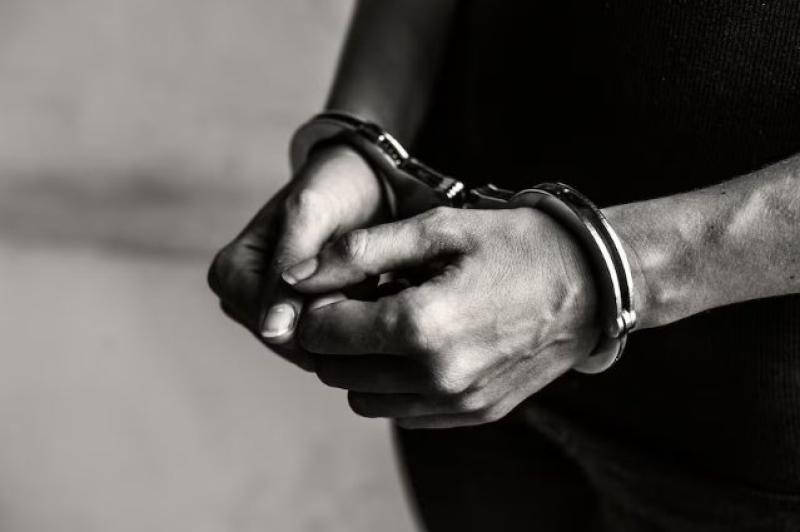 Ex invade casa e agride mulher com capacete em Manaus