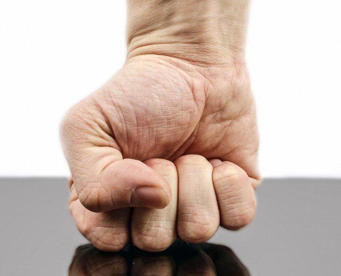 Homem é preso após agredir ex-esposa a socos e ser contido pelo filho no Amazonas