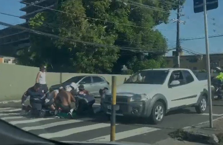 Dois acidentes com feridos deixa trânsito caótico em avenidas de Manaus