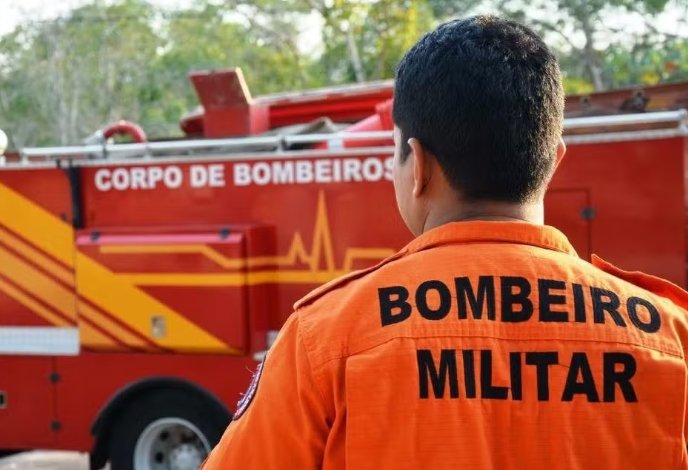 Residência pega fogo no bairro Monte das Oliveiras, em Manaus