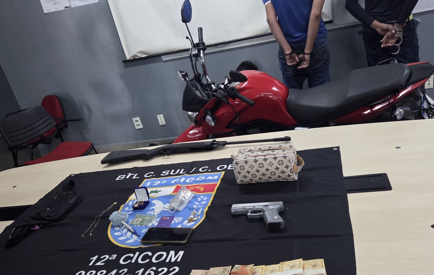 Dupla é presa após assaltar floricultura e ferir idoso em Flores