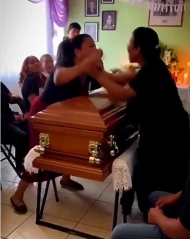 Velório vira pancadaria após mulheres descobrirem que namoravam o mesmo defunto em Veracruz
