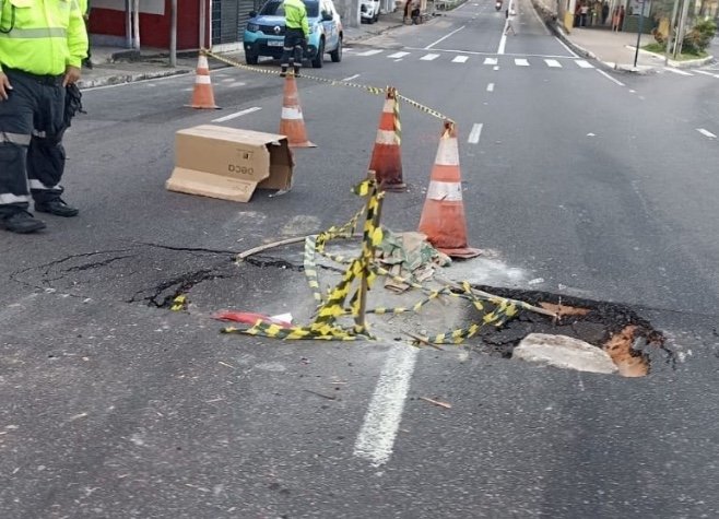Buraco em rede da Águas de Manaus provoca acidente com ônibus na Constantino Nery