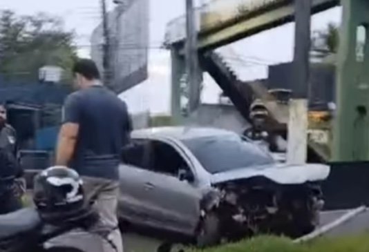 Veículo bate em pilastra na Av. Torquato Tapajós e deixa trânsito lento