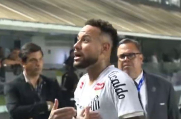 Sob vaias na Vila Belmiro, Neymar perde a paciência com torcedor na saída do gramado