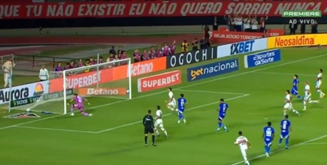 São Paulo goleia Cruzeiro e assume vice-liderança no Morumbis