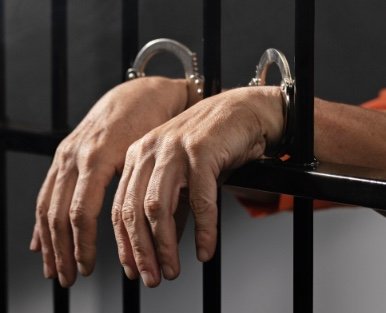 Mãe confronta abusador da filha, o amarra e o entrega à polícia em Manaus