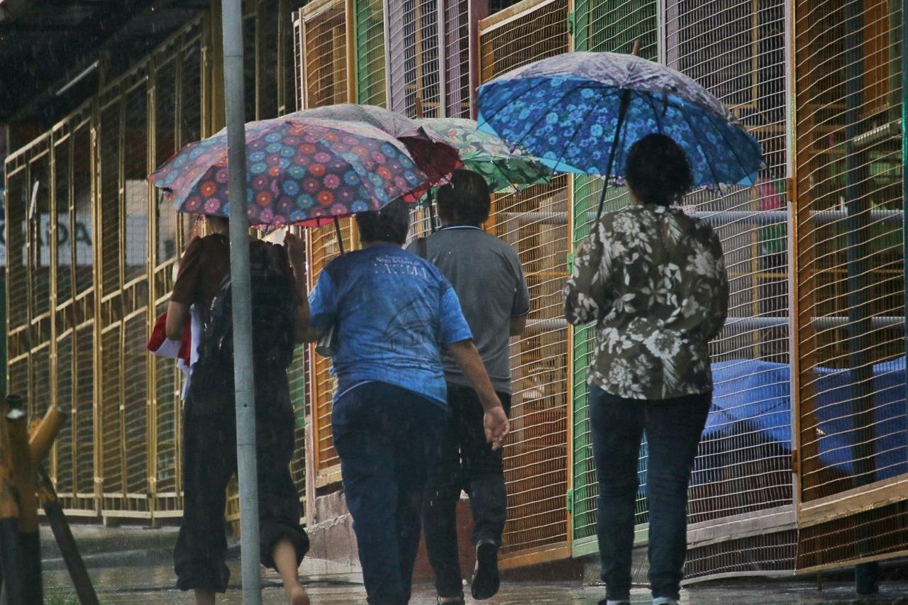 Prefeitura sinaliza perigo de alagamentos e descargas elétricas em áreas de risco em Manaus