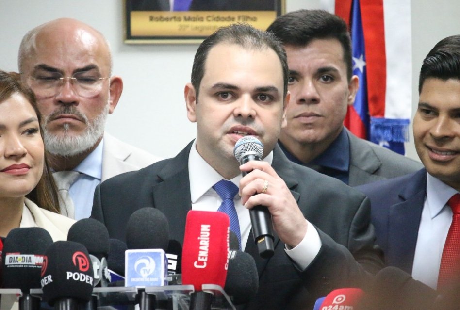 "É momento de transição e união", diz Roberto Cidade após tomar posse como governador interino