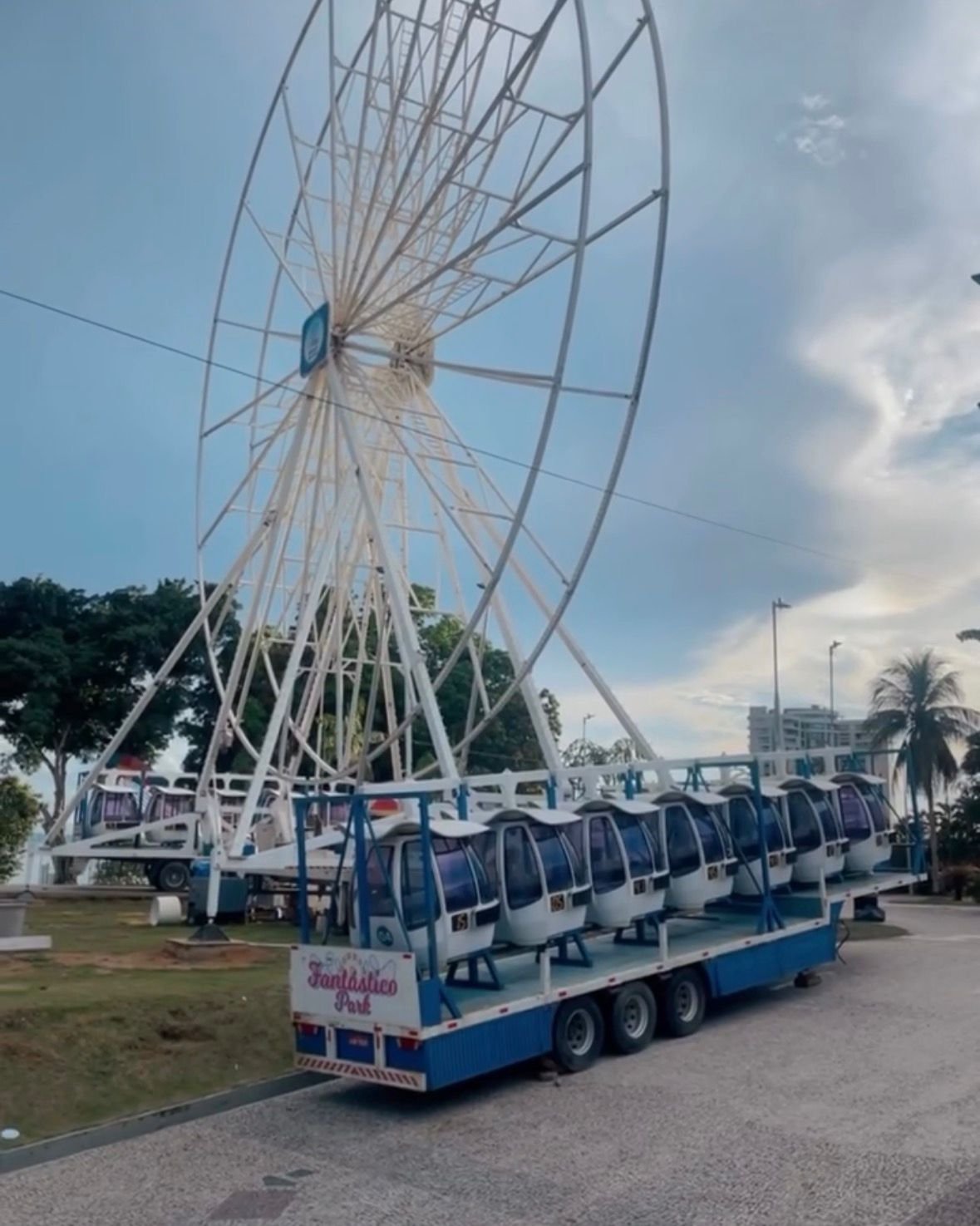 Roda-gigante da Ponta Negra encerra atividades e estrutura começa a ser removida