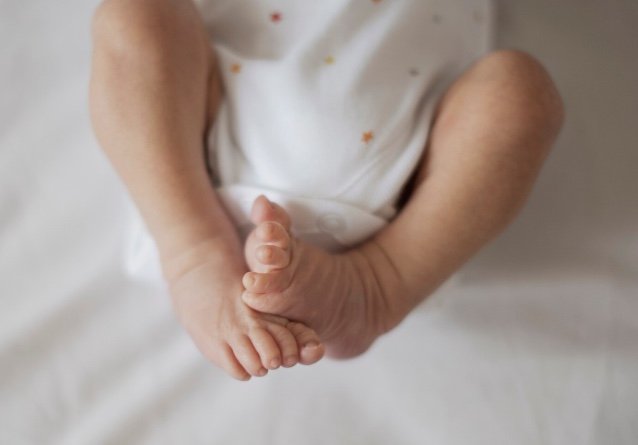 Mãe teria tentado acobertar agressões do pai contra bebê de dois meses em Manaus