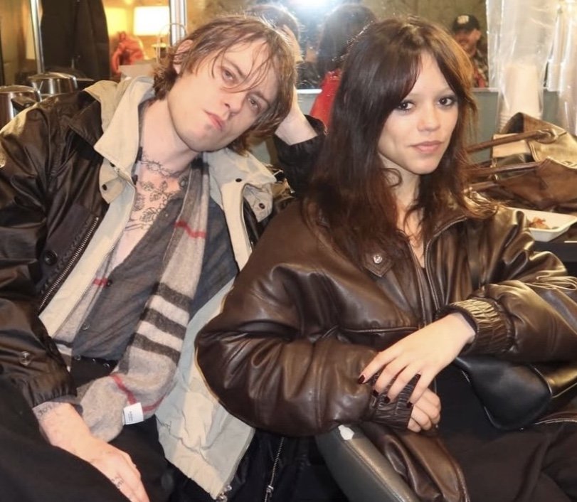 Jenna Ortega enfrenta críticas por suposto namoro com músico atrelado a rumores neonazistas