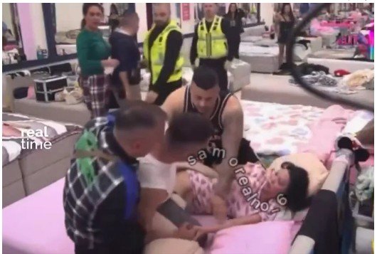 Segurança intervém após participante enforcar mulher em reality show; vídeo