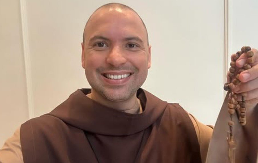 Rachel Sheherazade critica Frei Gilson após fala sobre "missão da mulher" de servir ao homem